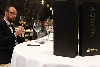 Urban Piccolruaz, enologo della Cantina Laimburg, presenta il nuovo Gewürztraminer Riserva “Norèy” 2011: ©Centro di Sperimentazione Laimburg