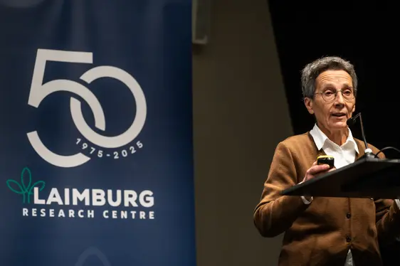 Abb. 5: Barbara Raifer ist eine Pionierin im Weinbau und hat im Rahmen der Veranstaltung die Entwicklung des Weinbaus beleuchtet.
©Laimburg Research Centre/ivo corrà