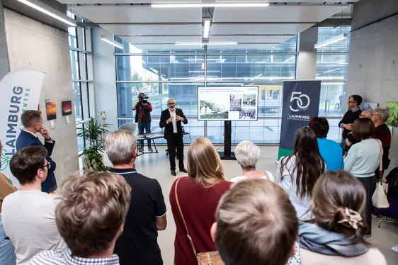 Abb. 2: Der Direktor des Versuchszentrums Laimburg, Michael Oberhuber, eröffnet die Fotoausstellung im NOI Techpark.
©Laimburg Research Centre/Ivo Corrà