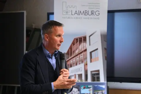 Abb. 1: Luis Walcher, Landesrat für Landwirtschaft, Forstwirtschaft und Tourismus, beim Open Day LIDO am Versuchszentrum Laimburg: © Laimburg Research Centre/agnese martinelli