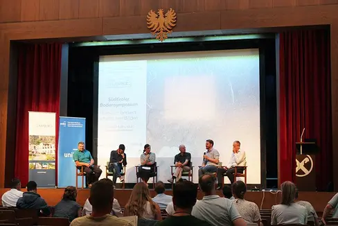 Abb. 1: Podiumsdiskussion beim ersten Südtiroler Bodensymposium: auch das Publikum diskutierte mit. © Versuchszentrum Laimburg