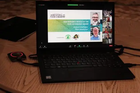 La pubblicazione del team di ricerca guidato da Michael Oberhuber e Peter Robatscher sui disturbi della crescita in viticoltura è stata premiata con il The Journal of Agricultural and Food Chemistry Research Article of the Year Award. &#