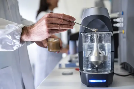 Fig. 2: Il laboratorio del gruppo di lavoro Trasformazione di Prodotti Ortofrutticoli del Centro di Sperimentazione Laimburg: © Laimburg Research Centre /ivo corrà