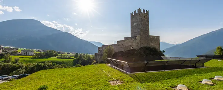 Blick vom neuen Schulgebäude auf die Fürstenburg Blick vom neuen Schulgebäude auf die Fürstenburg