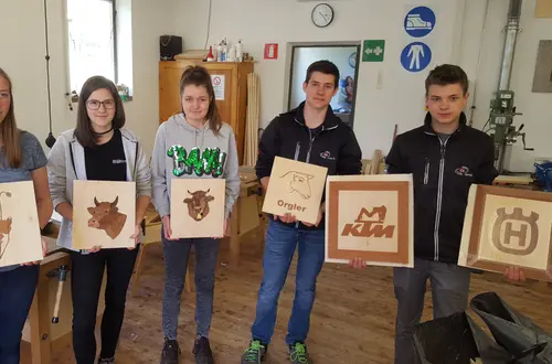 Schüler zeigen stolz ihre Intarsien-Werke Schüler zeigen stolz ihre Intarsien-Werke