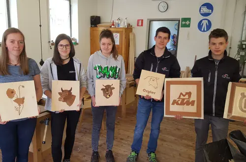 Schüler zeigen stolz ihre Intarsien-Werke Schüler zeigen stolz ihre Intarsien-Werke