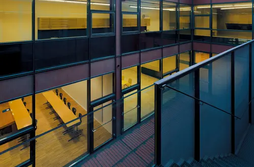 Blick durch Lichtschacht auf beleuchtete Klassen Blick durch Lichtschacht auf beleuchtete Klassen