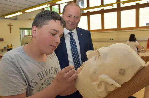 Schüler schnitzt eine neue Maske Schüler schnitzt eine neue Maske