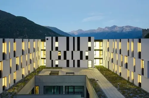 Schülerheim von außen mit Licht aus Fenstern Schülerheim von außen mit Licht aus Fenstern