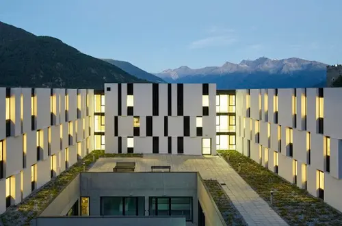 Schülerheim von außen mit Licht aus Fenstern Schülerheim von außen mit Licht aus Fenstern