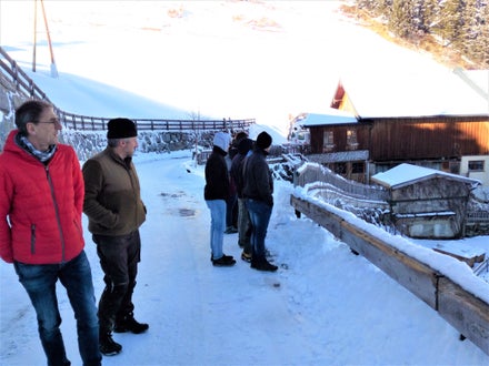 Lehrer und Schüler begutachten eine Hofstelle. Lehrer und Schüler begutachten eine Hofstelle.