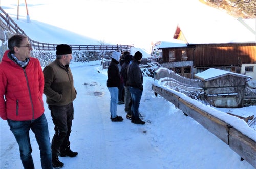 Lehrer und Schüler begutachten eine Hofstelle. Lehrer und Schüler begutachten eine Hofstelle.