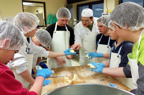 Schüler zeigen Schülern die Kunst der Käseherstellung Schüler zeigen Schülern die Kunst der Käseherstellung