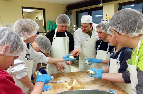 Schüler zeigen Schülern die Kunst der Käseherstellung Schüler zeigen Schülern die Kunst der Käseherstellung