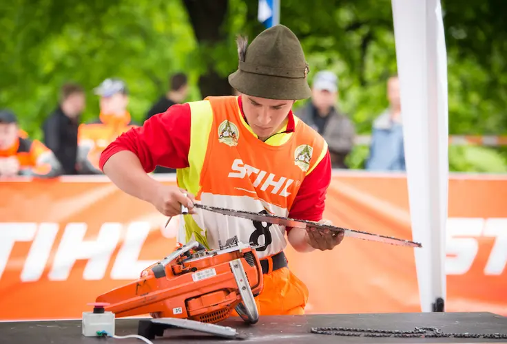 Schüler beim Kettenwechseln Schüler beim Kettenwechseln