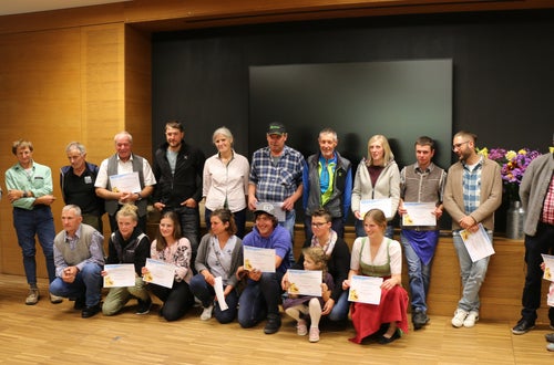 Senn und Sennerinnen mit sehr gutem Alpkäse Senn und Sennerinnen mit sehr gutem Alpkäse