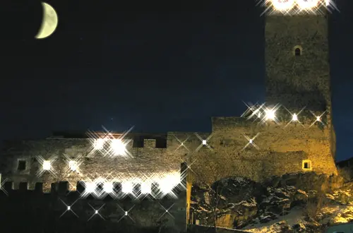 Fürstenburg von außen in der Nacht mit wunderschöner Beleuchtung Fürstenburg von außen in der Nacht mit wunderschöner Beleuchtung