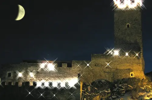 Fürstenburg von außen in der Nacht mit wunderschöner Beleuchtung Fürstenburg von außen in der Nacht mit wunderschöner Beleuchtung