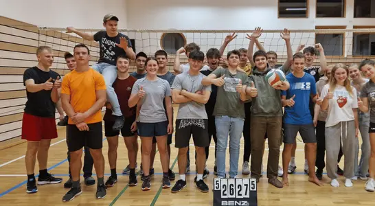 Schüler bei Volleyballspiel Schüler bei Volleyballspiel