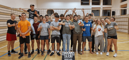 Schüler bei Volleyballspiel Schüler bei Volleyballspiel