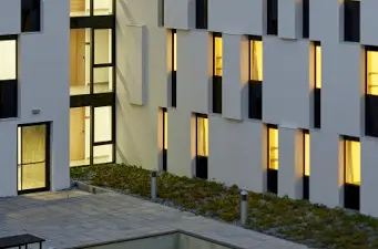 Schülerheim von außen mit Blick auf die Fürstenburg Schülerheim von außen mit Blick auf die Fürstenburg