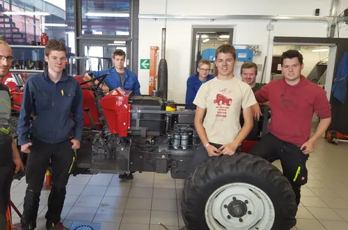 Schüler mit Lehrer und Traktor Schüler mit Lehrer und Traktor