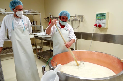 Aus Milch wird Käse. Aus Milch wird Käse.