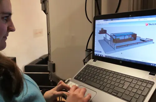 Planen eines Stalls am Computer durch eine Schülerin Planen eines Stalls am Computer durch eine Schülerin