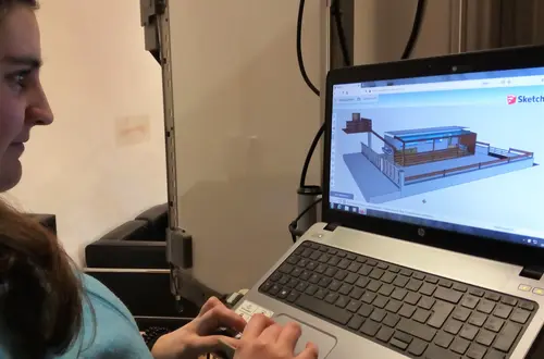 Planen eines Stalls am Computer durch eine Schülerin Planen eines Stalls am Computer durch eine Schülerin