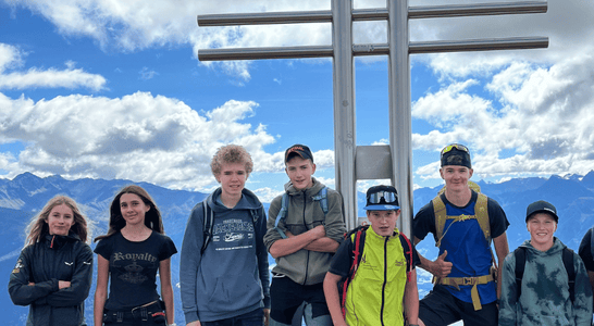 Schüler am Watles-Kreuz. Schüler am Watles-Kreuz.