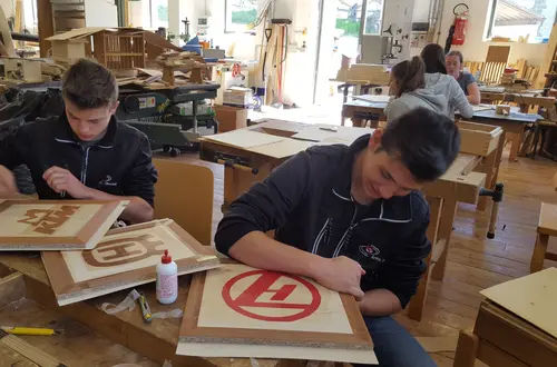 Mit Freude arbeiten die Schüler in der Tischlerei Mit Freude arbeiten die Schüler in der Tischlerei