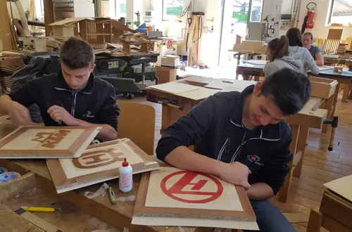 Mit Freude arbeiten die Schüler in der Tischlerei Mit Freude arbeiten die Schüler in der Tischlerei