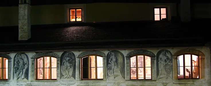 6 Fenster beleuchtet, dazwischen Fresken der Helden Karl der fünfte, Gottfried von Buillon, Hektor von Troja, Cäsar 6 Fenster beleuchtet, dazwischen Fresken der Helden Karl der fünfte, Gottfried von Buillon, Hektor von Troja, Cäsar