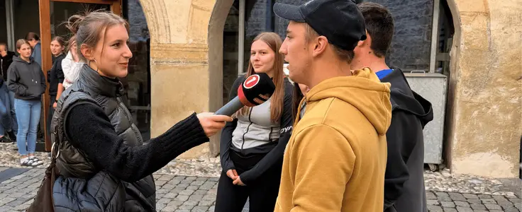 Südtirol 1 Moderatorin bei der Arbeit Südtirol 1 Moderatorin bei der Arbeit