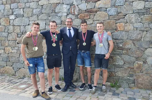 Unsere Europameister mit Landeshauptmann Arno Kompatscher Unsere Europameister mit Landeshauptmann Arno Kompatscher