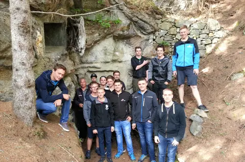 Vor dem Bunker Gruppenfoto Vor dem Bunker Gruppenfoto