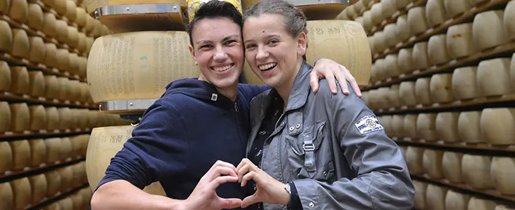 Zwei Schüler stehen vor einer Käsefabrik Zwei Schüler stehen vor einer Käsefabrik