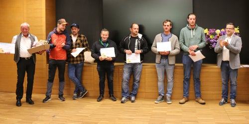 Senn mit ausgezeichnetem Alpkäse Senn mit ausgezeichnetem Alpkäse