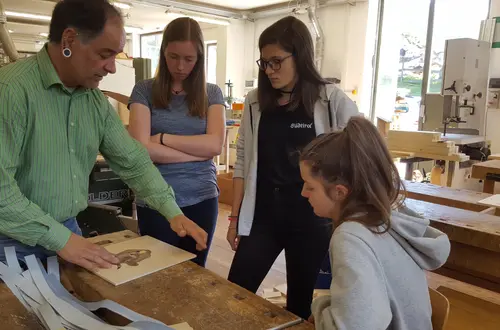 Der Lehrer erklärt den Schülern die Kunst von Intersien legen. Der Lehrer erklärt den Schülern die Kunst von Intersien legen.