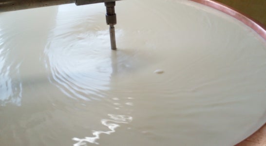 Milch wird geruehrt. Milch wird geruehrt.