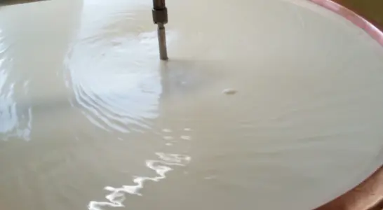 Milch wird geruehrt. Milch wird geruehrt.