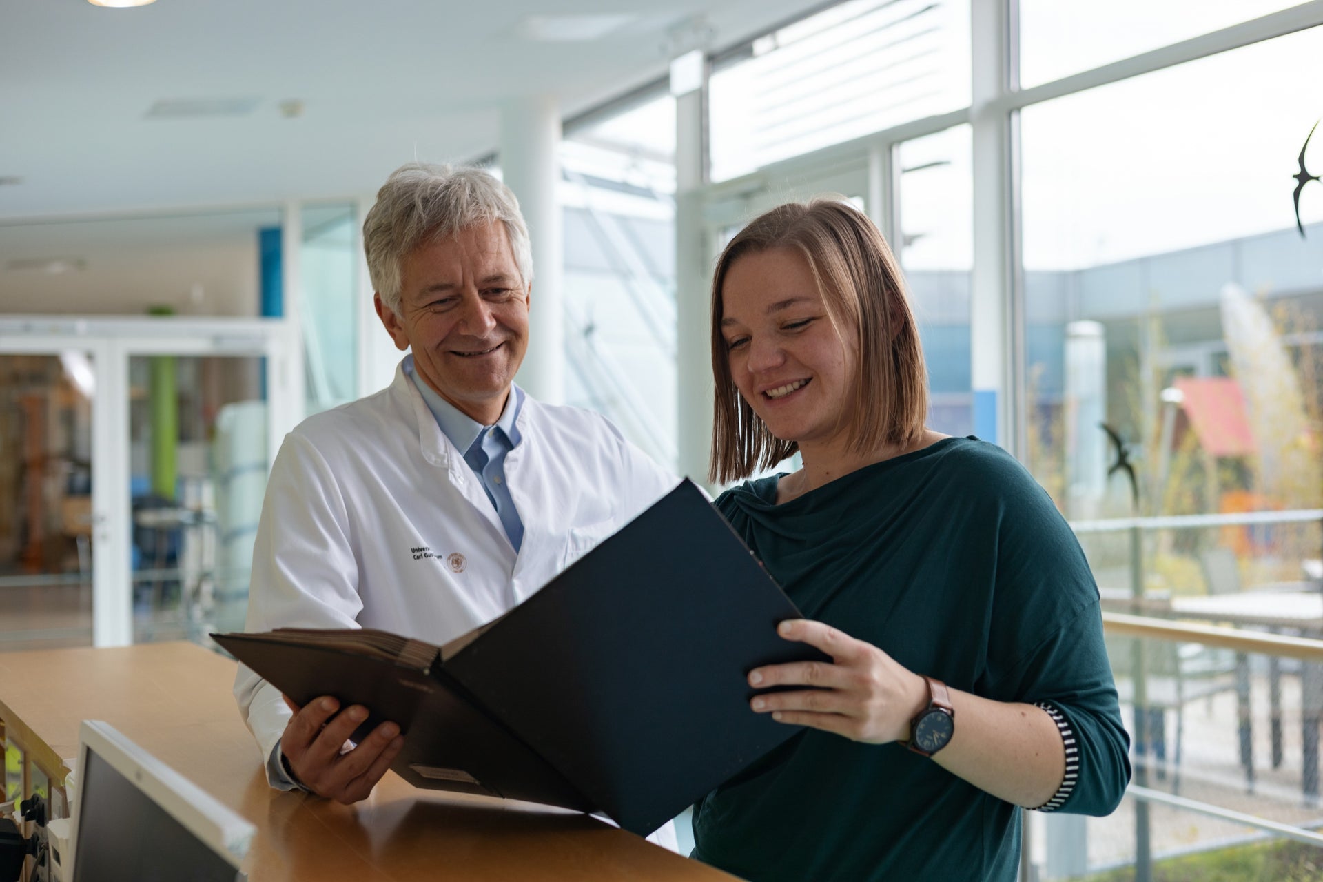 From left to right: Professor Dr. Johannes Schetelig, Head of the DKMS Clinical Trials Unit (CTU) and Head of the Stem Cell Transplantation Unit at the University Hospital Carl Gustav Carus Dresden; Sarah Trost, Team Leader Clinical Trials of the CTU.© Tobias Ebert for DKMS From left to right: Professor Dr. Johannes Schetelig, Head of the DKMS Clinical Trials Unit (CTU) and Head of the Stem Cell Transplantation Unit at the University Hospital Carl Gustav Carus Dresden; Sarah Trost, Team Leader Clinical Trials of the CTU.© Tobias Ebert for DKMS