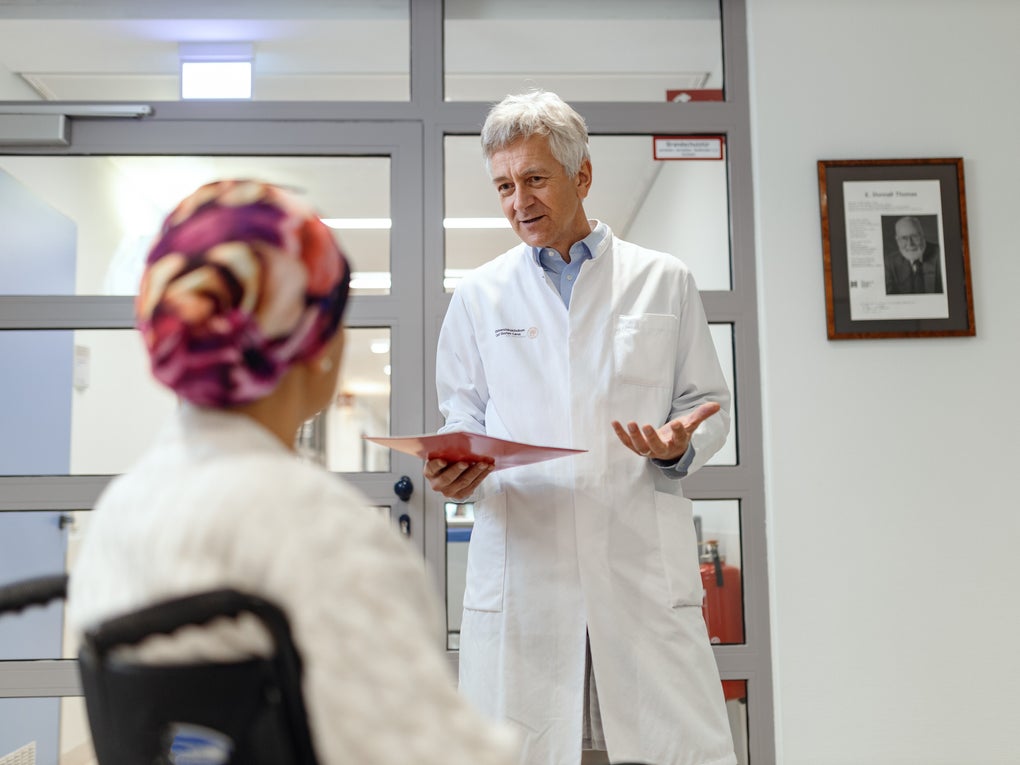 Professor Dr. Johannes Schetelig (r.) heads the DKMS Clinical Trials Unit and the Stem Cell Transplantation Unit at the University Hospital Carl Gustav Carus Dresden.© Tobias Ebert for DKMS Professor Dr. Johannes Schetelig (r.) heads the DKMS Clinical Trials Unit and the Stem Cell Transplantation Unit at the University Hospital Carl Gustav Carus Dresden.© Tobias Ebert for DKMS