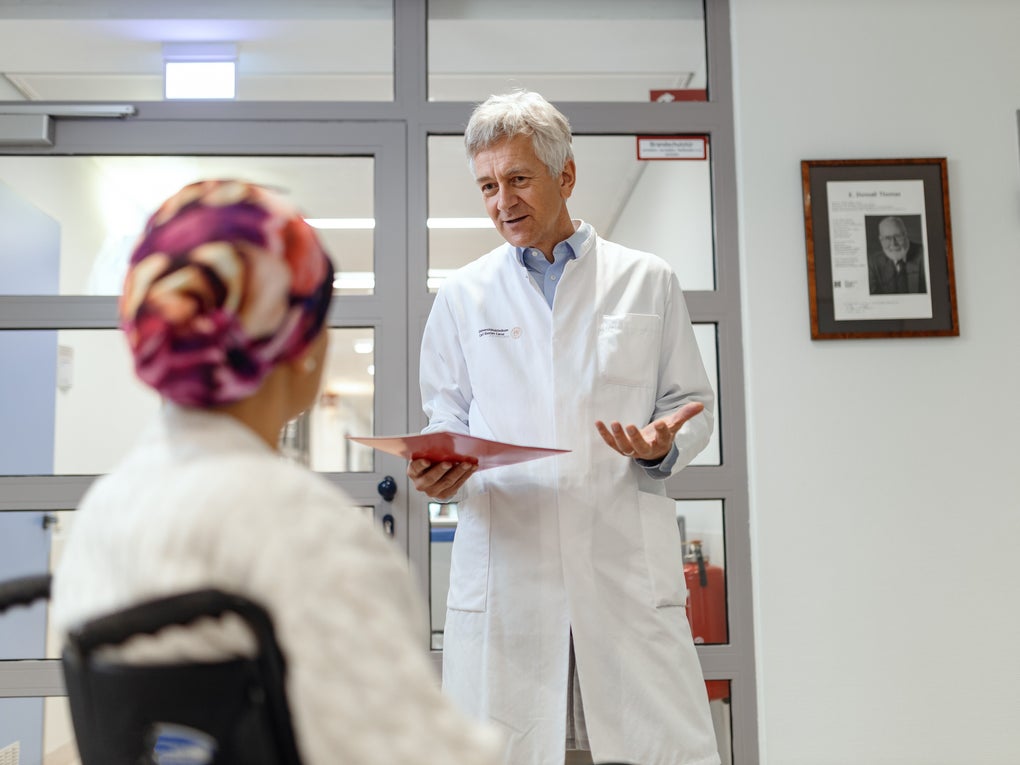 Professor Dr. Johannes Schetelig (r.) heads the DKMS Clinical Trials Unit and the Stem Cell Transplantation Unit at the University Hospital Carl Gustav Carus Dresden.© Tobias Ebert for DKMS Professor Dr. Johannes Schetelig (r.) heads the DKMS Clinical Trials Unit and the Stem Cell Transplantation Unit at the University Hospital Carl Gustav Carus Dresden.© Tobias Ebert for DKMS