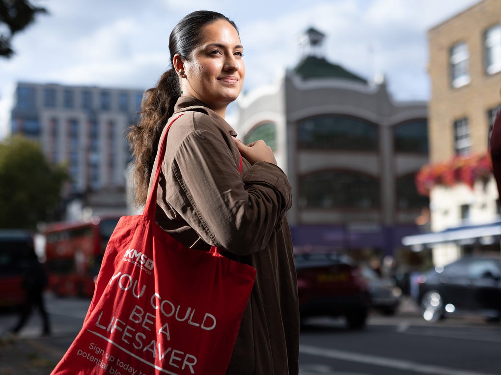 Aliyah on the street with her DKMS tote bag Aliyah on the street with her DKMS tote bag