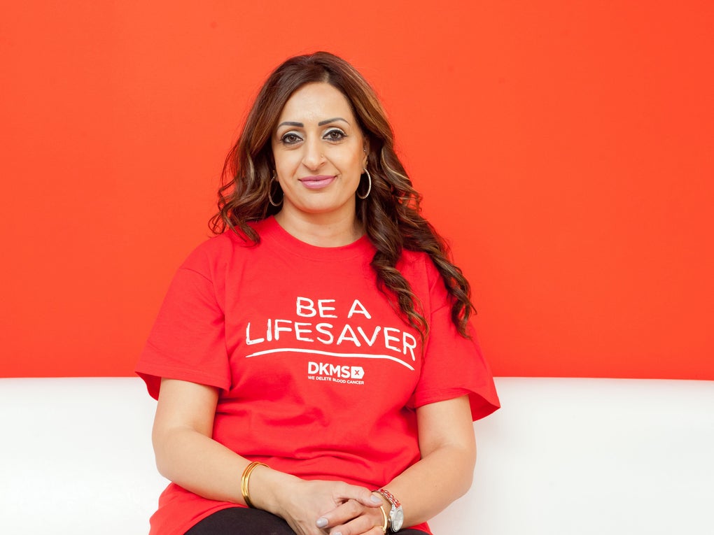 Person wearing a DKMS T-shirt sitting down Person wearing a DKMS T-shirt sitting down