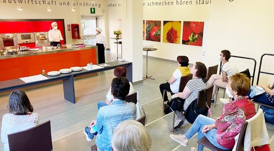 Mitarbeiter*innen in der Schauküche Mitarbeiter*innen in der Schauküche