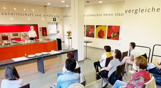 Mitarbeiter*innen in der Schauküche Mitarbeiter*innen in der Schauküche