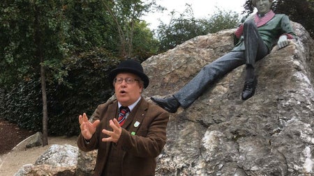 
Dublin Rouges Tour guide speaking in front of the Oscar Wilde statue