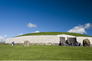 Brú na Bóinne Visitor Centre - Newgrange and Knowth